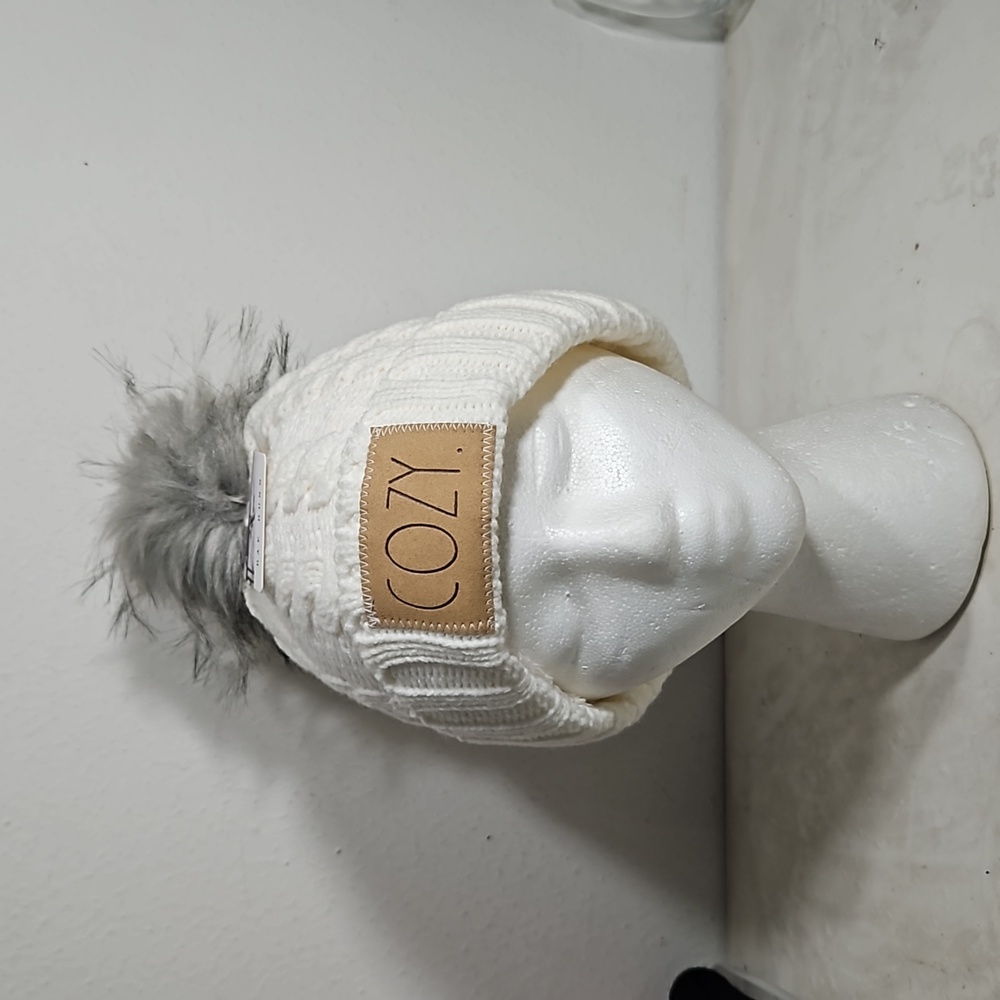 NWT Rae Dunn for David & Young cozy cream adult knit beanie with gray furry Pom
